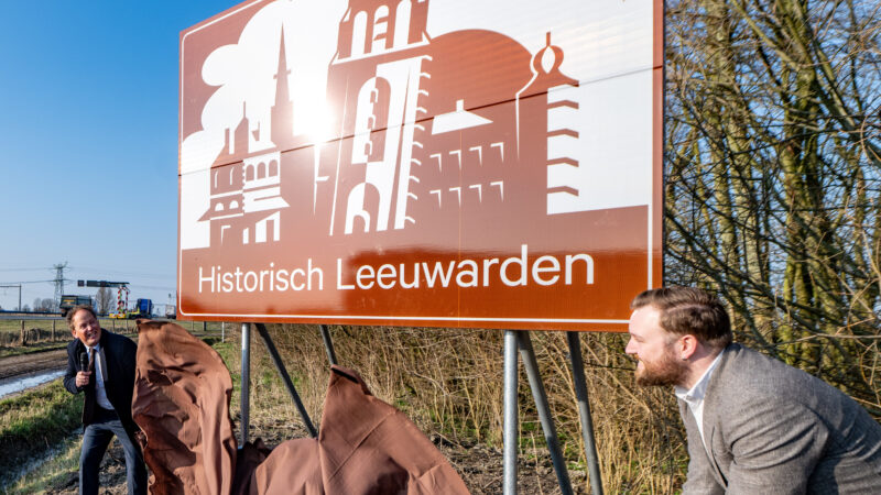 Leeuwarden straalt vanaf de N32: Historisch bord onthuld!