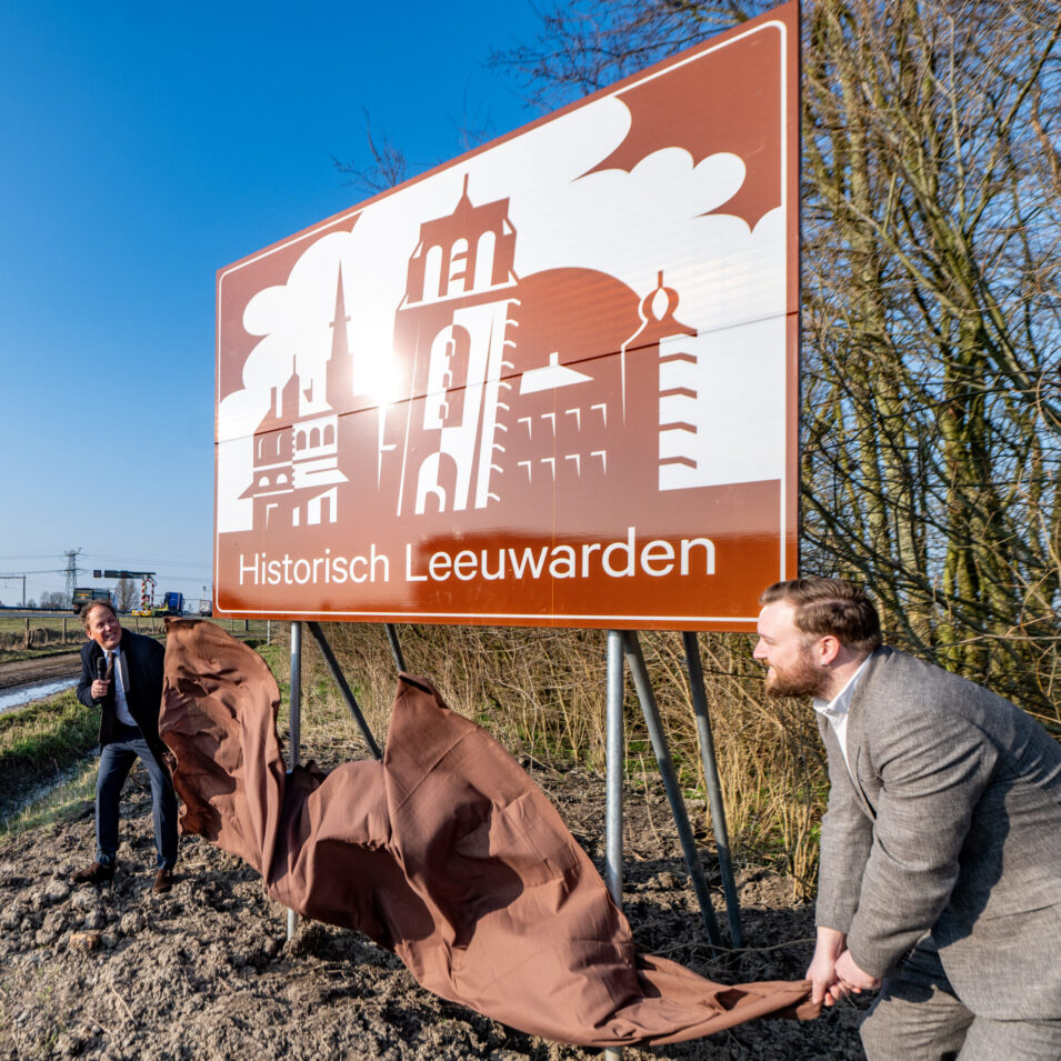 Leeuwarden straalt vanaf de N32: Historisch bord onthuld!