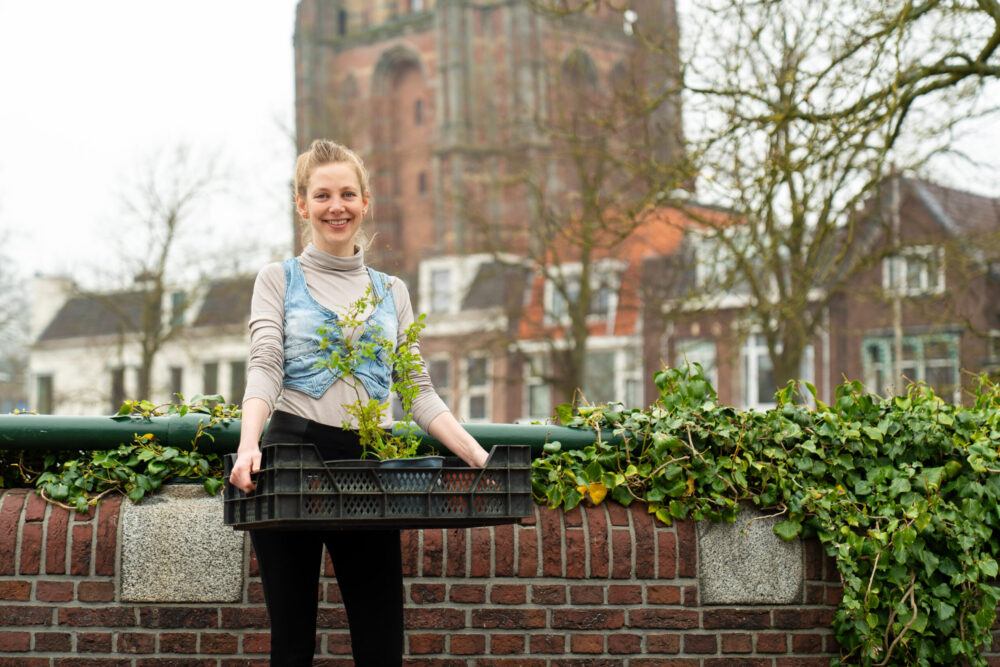Straatboer Raphaelle Ritsema vergroent 25 voortuinen van bewoners WoonFriesland in Leeuwarden