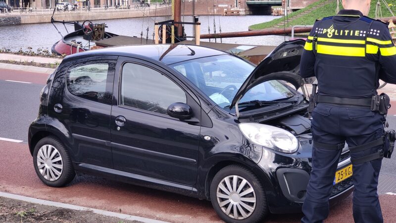 Airbag van auto klapt uit op Westersingel in Leeuwarden