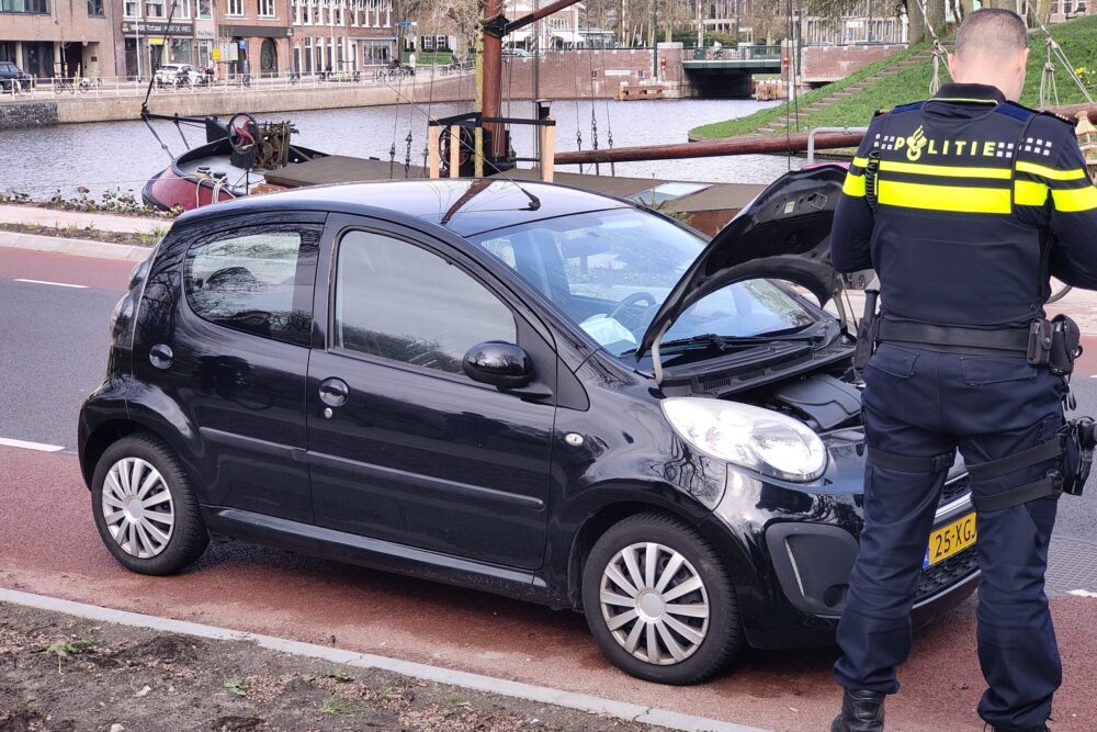 Airbag van auto klapt uit op Westersingel in Leeuwarden