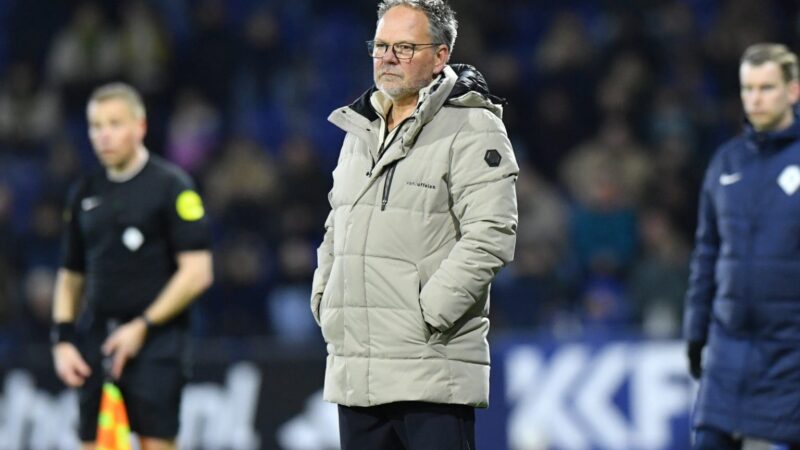 Aanvoerder Mark Diemers op de reservebank tegen Helmond Sport: hij kan invallen