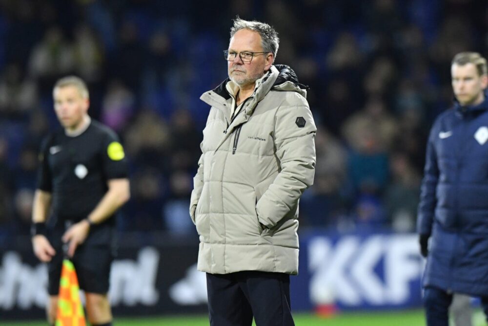 Aanvoerder Mark Diemers op de reservebank tegen Helmond Sport: hij kan invallen
