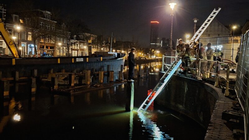 Brandweer redt jongeman van dukdalf in Leeuwarden