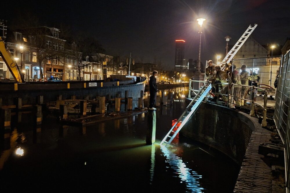 Brandweer redt jongeman van dukdalf in Leeuwarden