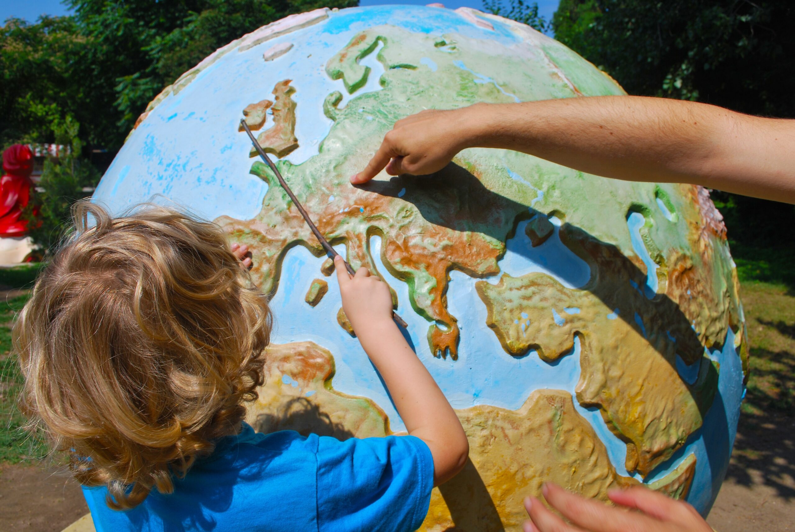 Leerlingen speuren erop los: duizenden kinderen uit het noorden ontdekken de natuur tijdens Nationale Buitenlesdag