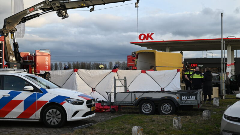 Paard zakt door vloer van trailer bij Leeuwarden, brandweer schiet te hulp