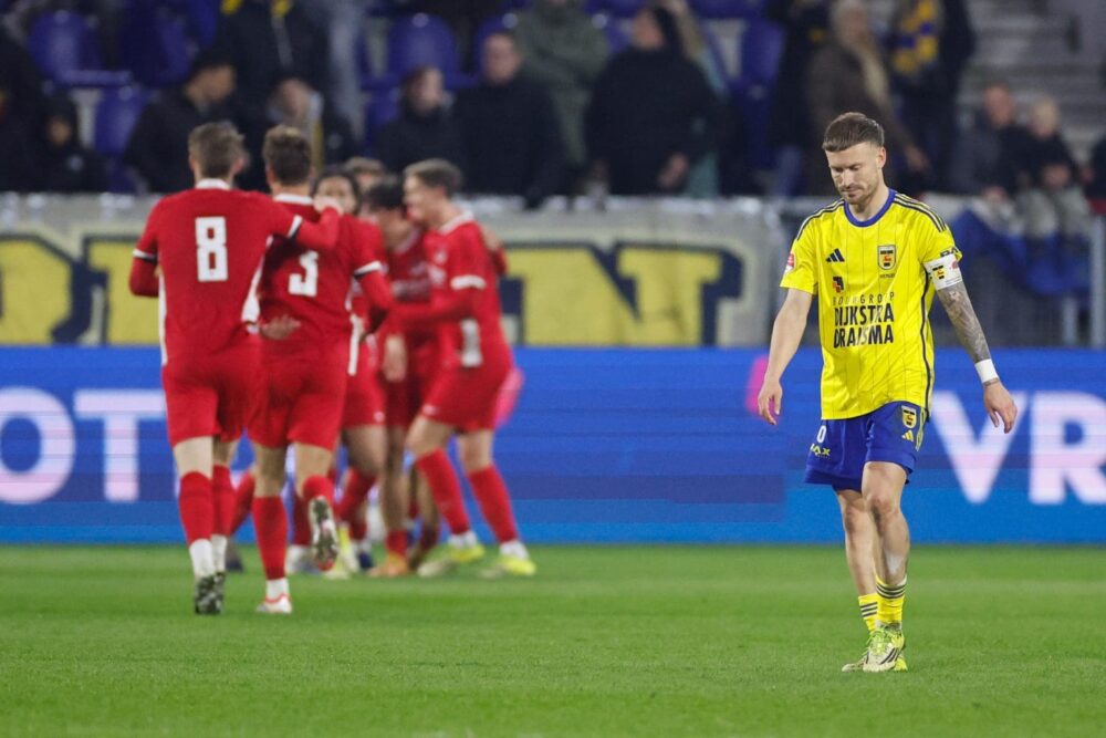 Cambuur loopt officieuze promotie mis in spectaculaire wedstrijd tegen Jong AZ
