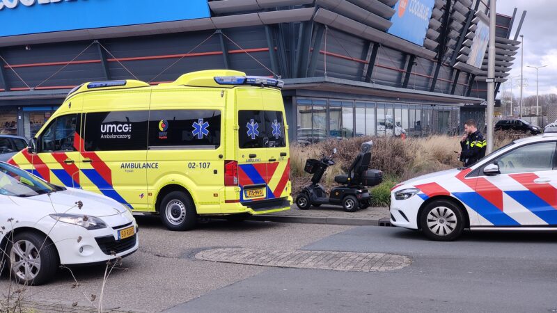 Scootmobielrijder gewond bij botsing met auto in Leeuwarden