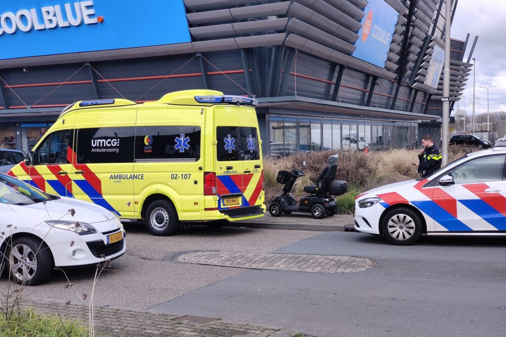 Scootmobielrijder gewond bij botsing met auto in Leeuwarden