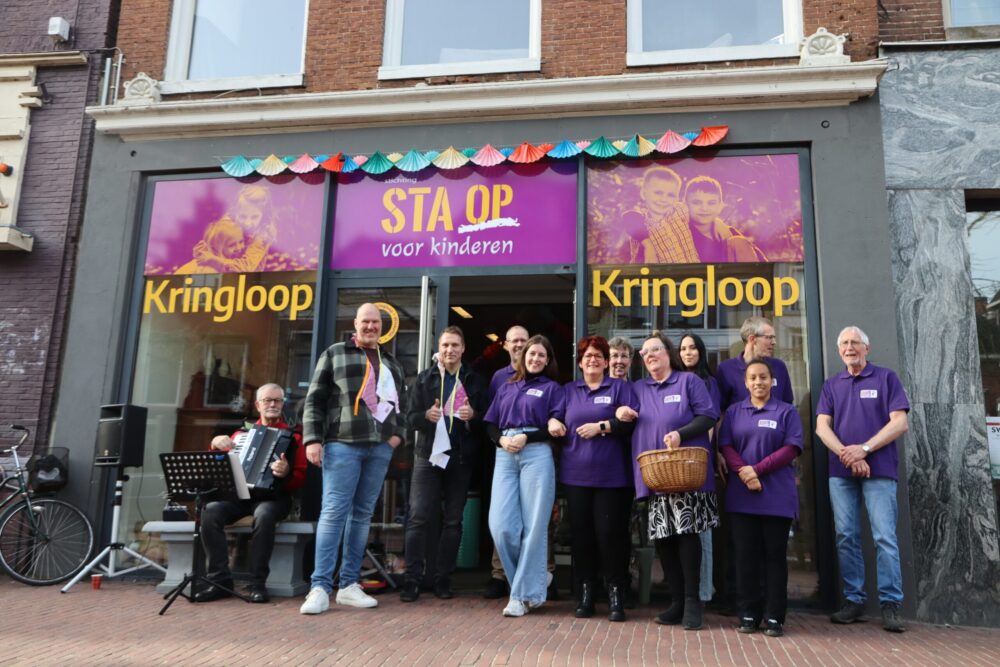 Nieuwe grotere kringloop Sta Op Voor Kinderen in Leeuwarden geopend
