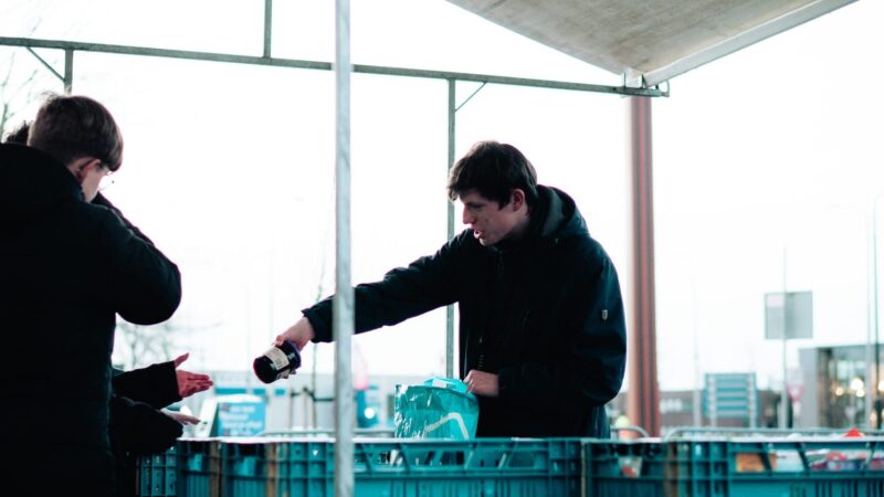 Supporters Cambuur doneren 66 kratten met eten voor Voedselbank Leeuwarden