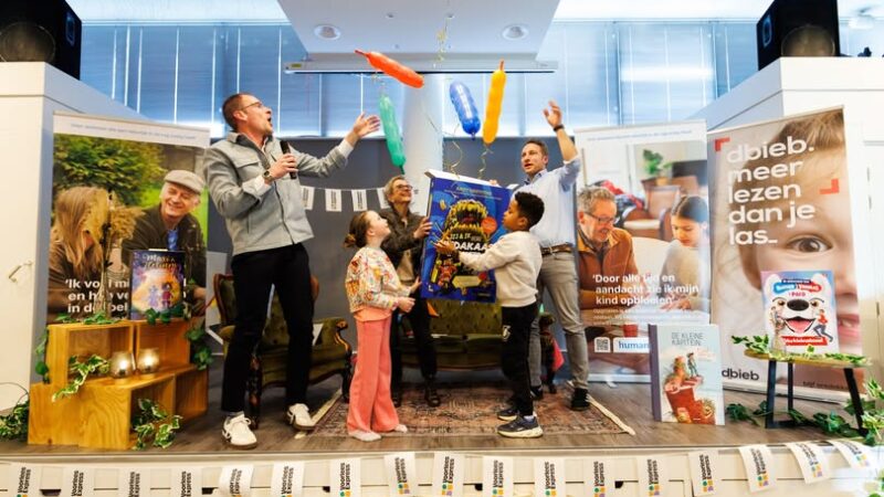 Vrijwilligers van de VoorleesExpress van dbieb komen thuis voorlezen