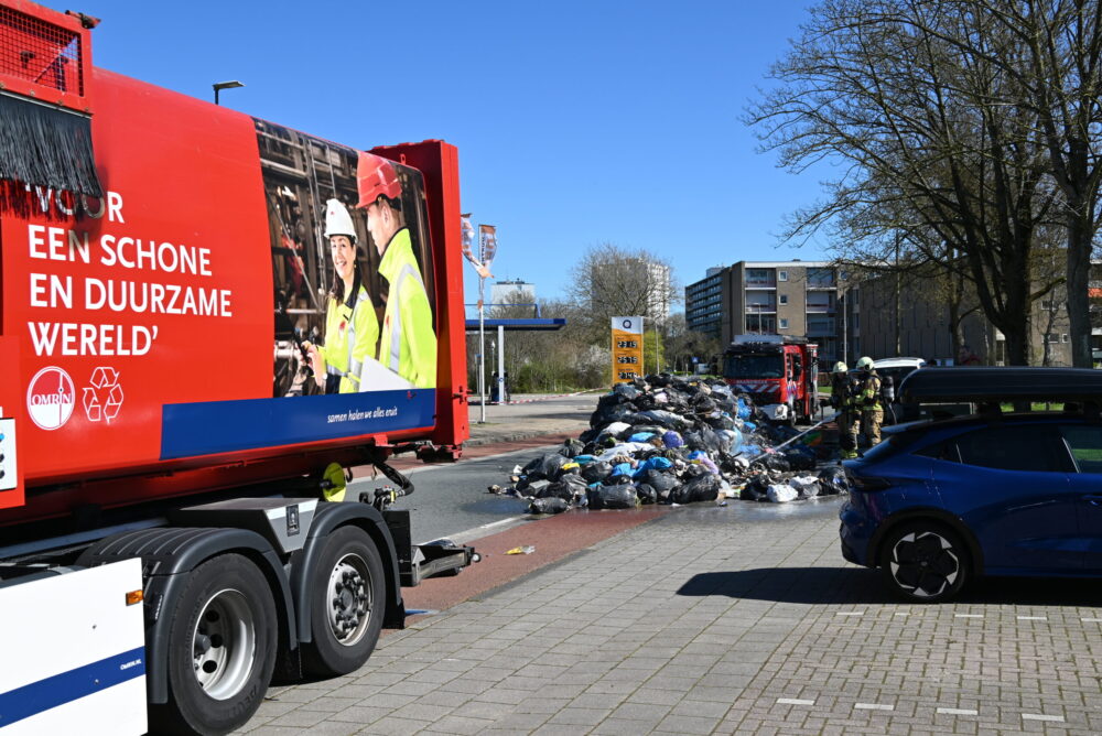 Vuilniswagen in brand, weg tijdelijk afgesloten in Leeuwarden