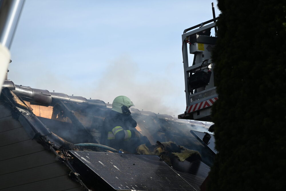 Brandweer bestrijdt middelbrand op dak in Stiens