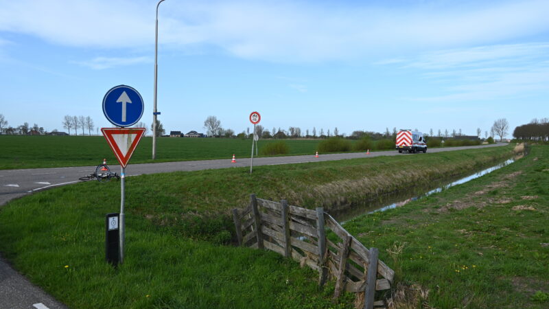 Grote inzet hulpdiensten na zware botsing wielrenner met werkbus in Wirdum