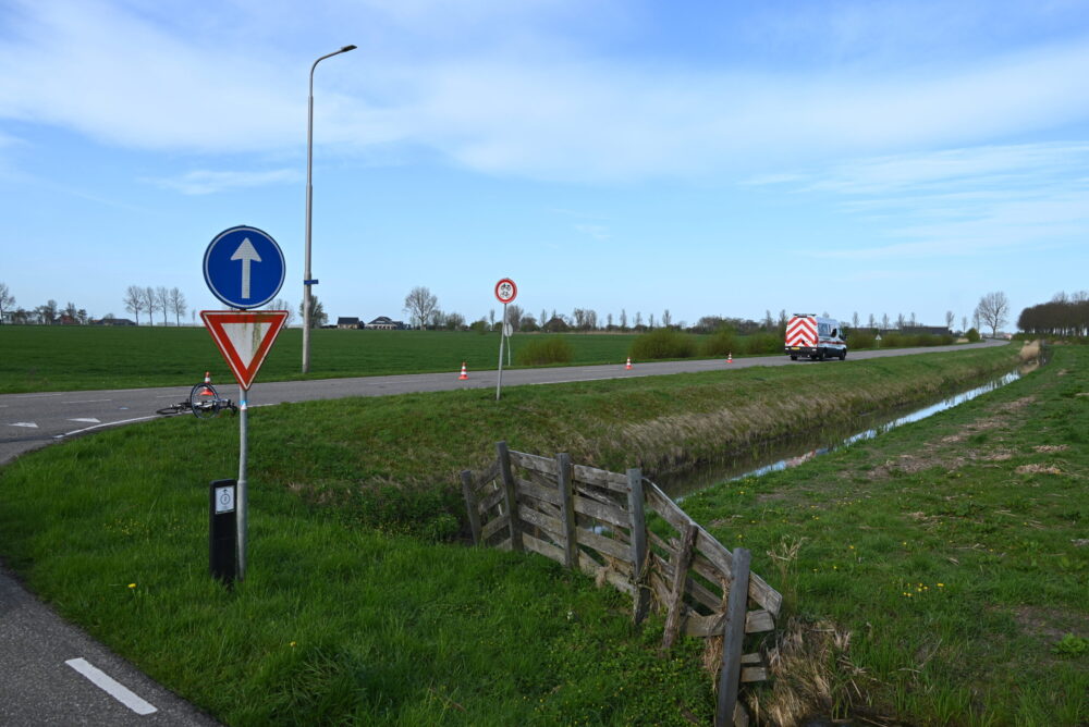 Grote inzet hulpdiensten na zware botsing wielrenner met werkbus in Wirdum