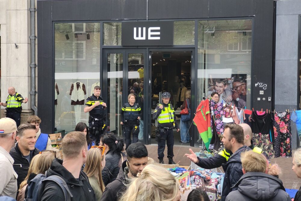 Brandweer met spoed naar gasmelding in winkel aan Nieuwestad