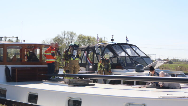 Brand op pleziervaartuig in Leeuwarden, oorzaak nog onbekend