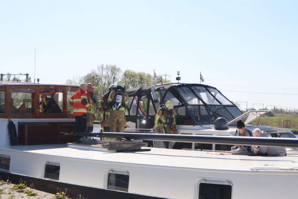 Brand op pleziervaartuig in Leeuwarden, oorzaak nog onbekend