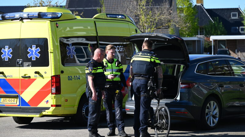 Wielrenner naar ziekenhuis na harde botsing met auto