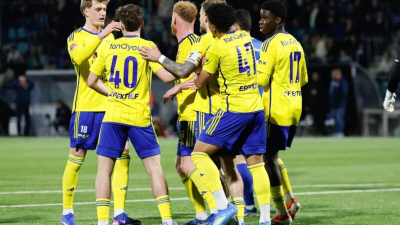 Cambuur groots gehuldigd in Leeuwarden na promotie naar Eredivisie