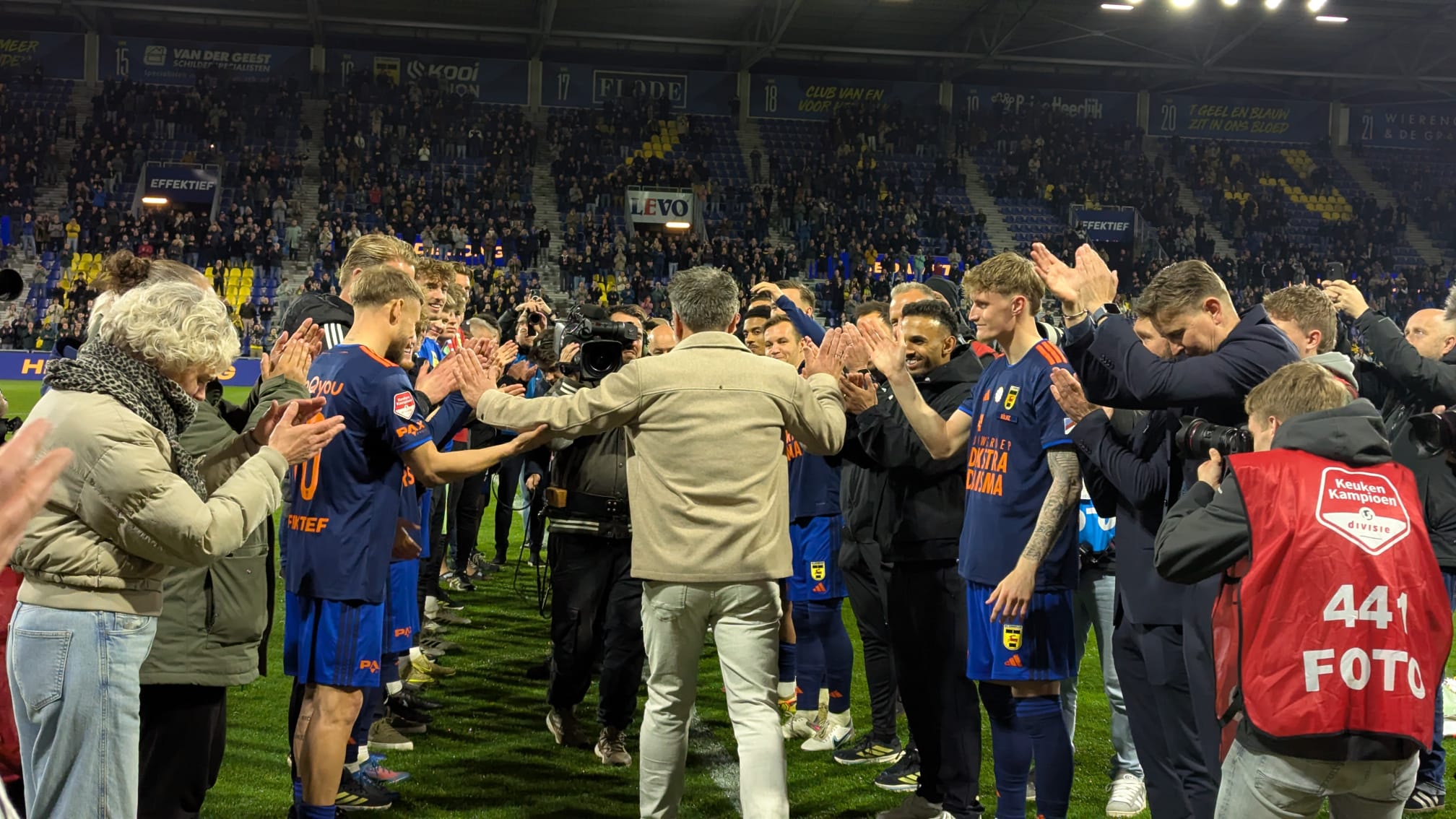 AUDIO: Tijdperk Henk de Jong bij Cambuur voorbij, Leeuwarders winnen met 2-1 van Vitesse