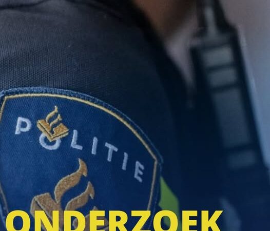 Voetbalsupporters van SC Cambuur bekogelen politieagenten met vuurwerk, stenen en fietsen