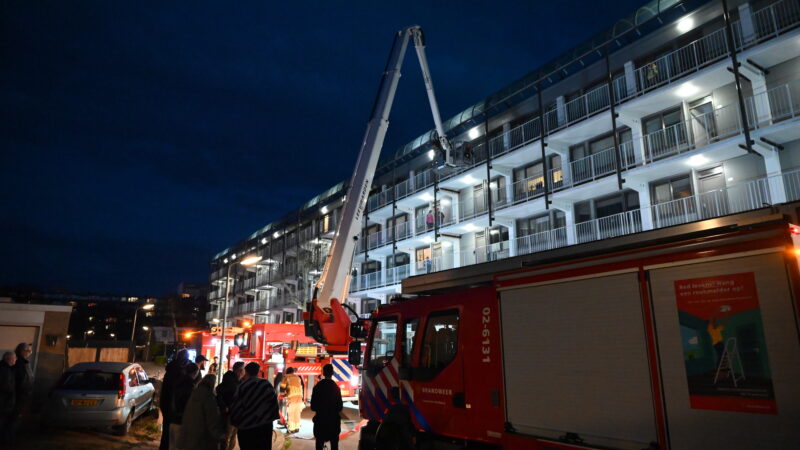 Buren melden woningbrand door afgaande rookmelder in Leeuwarden