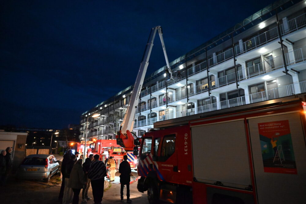Buren melden woningbrand door afgaande rookmelder in Leeuwarden
