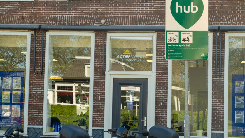 Gebruiker deelscooter Check moet parkeren in speciale vakken anders kost het je geld