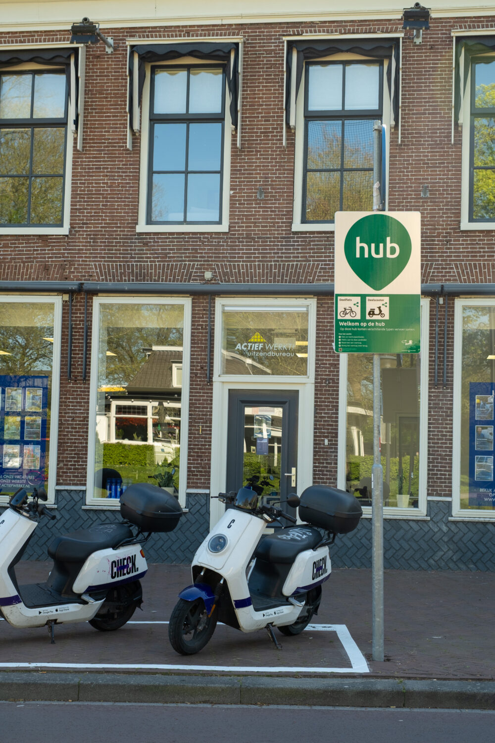 Gebruiker deelscooter Check moet parkeren in speciale vakken anders kost het je geld