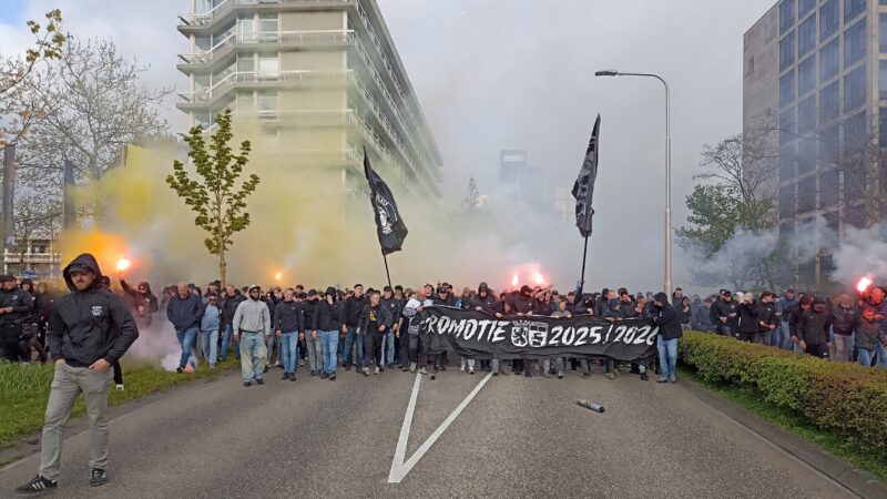 Supporters van Cambuur lopen corteo in Leeuwarden