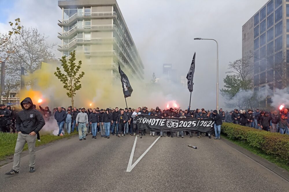 Supporters van Cambuur lopen corteo in Leeuwarden