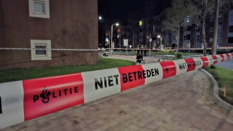 Kogelgaten in ramen van woning in Leeuwarden