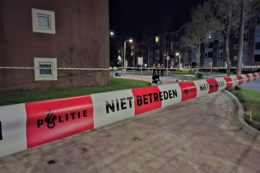 Kogelgaten in ramen van woning in Leeuwarden