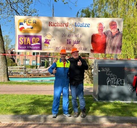 Richard van der Pols en Watze van der Wal hebben zondagochtend hun plekje op de vrijmarkt van Koningsdag al ingenomen