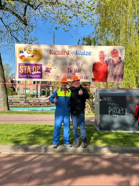 Richard van der Pols en Watze van der Wal hebben zondagochtend hun plekje op de vrijmarkt van Koningsdag al ingenomen