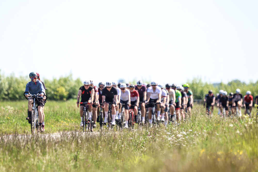 Bijna 15.000 fietsers van start tijdens warme Elfstedentocht