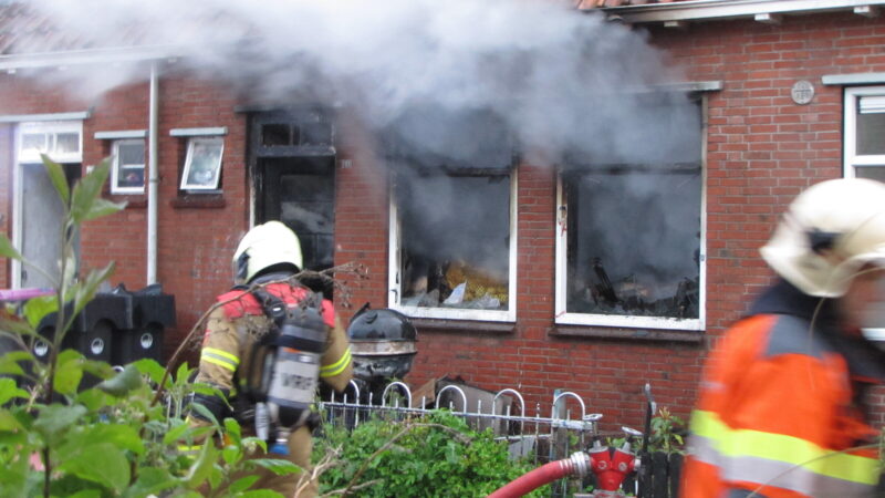VIDEO: Bewoner ontsnapt via dak bij uitslaande woningbrand in Leeuwarden