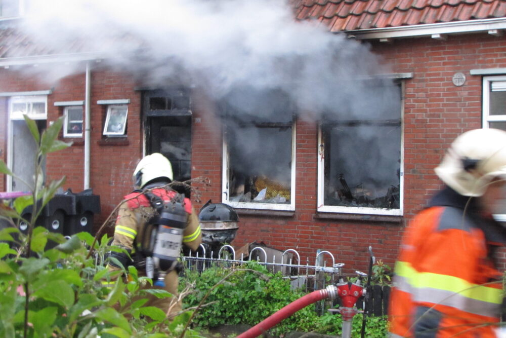 VIDEO: Bewoner ontsnapt via dak bij uitslaande woningbrand in Leeuwarden
