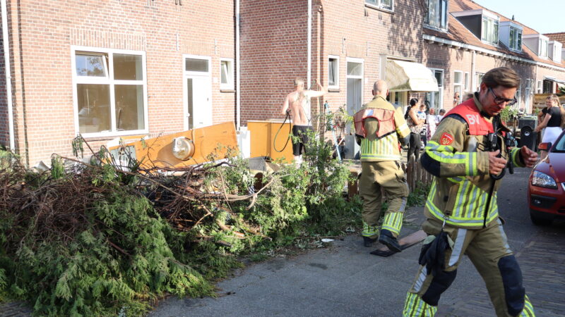 Omstanders blussen buitenbrand in Leeuwarden