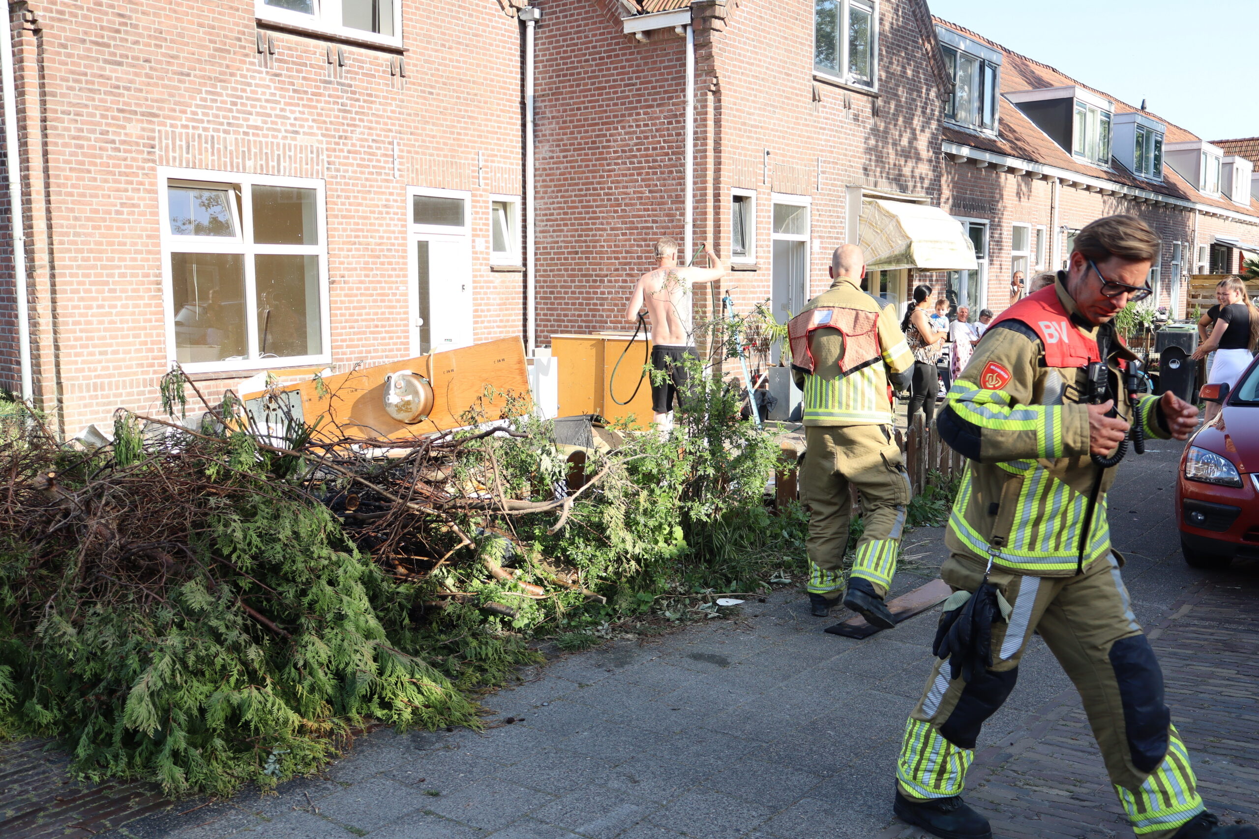 Omstanders blussen buitenbrand in Leeuwarden