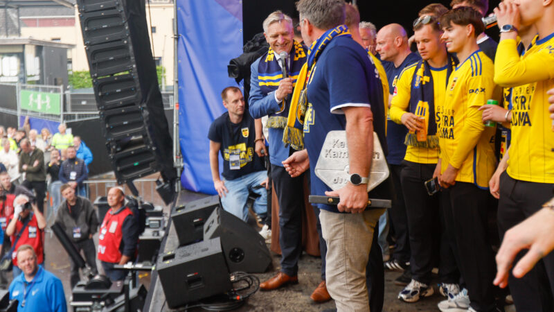 Gemeente Leeuwarden eert SC Cambuur en trainer De Jong tijdens huldiging