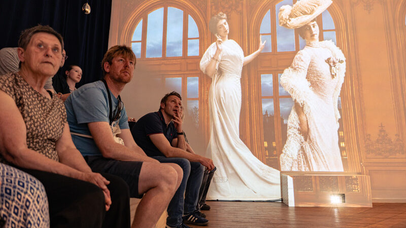 Tientallen Mata Hari-tatoeages en een vol geboortehuis: jubileumjaar 150 jaar Mata Hari feestelijk van start