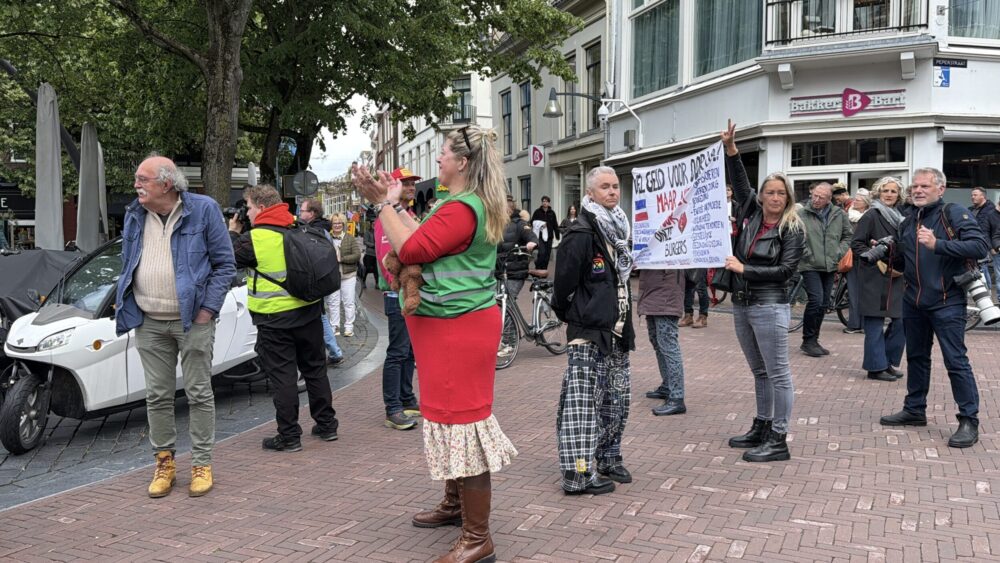 VIDEO: Twee demonstraties tegenover elkaar in centrum van Leeuwarden