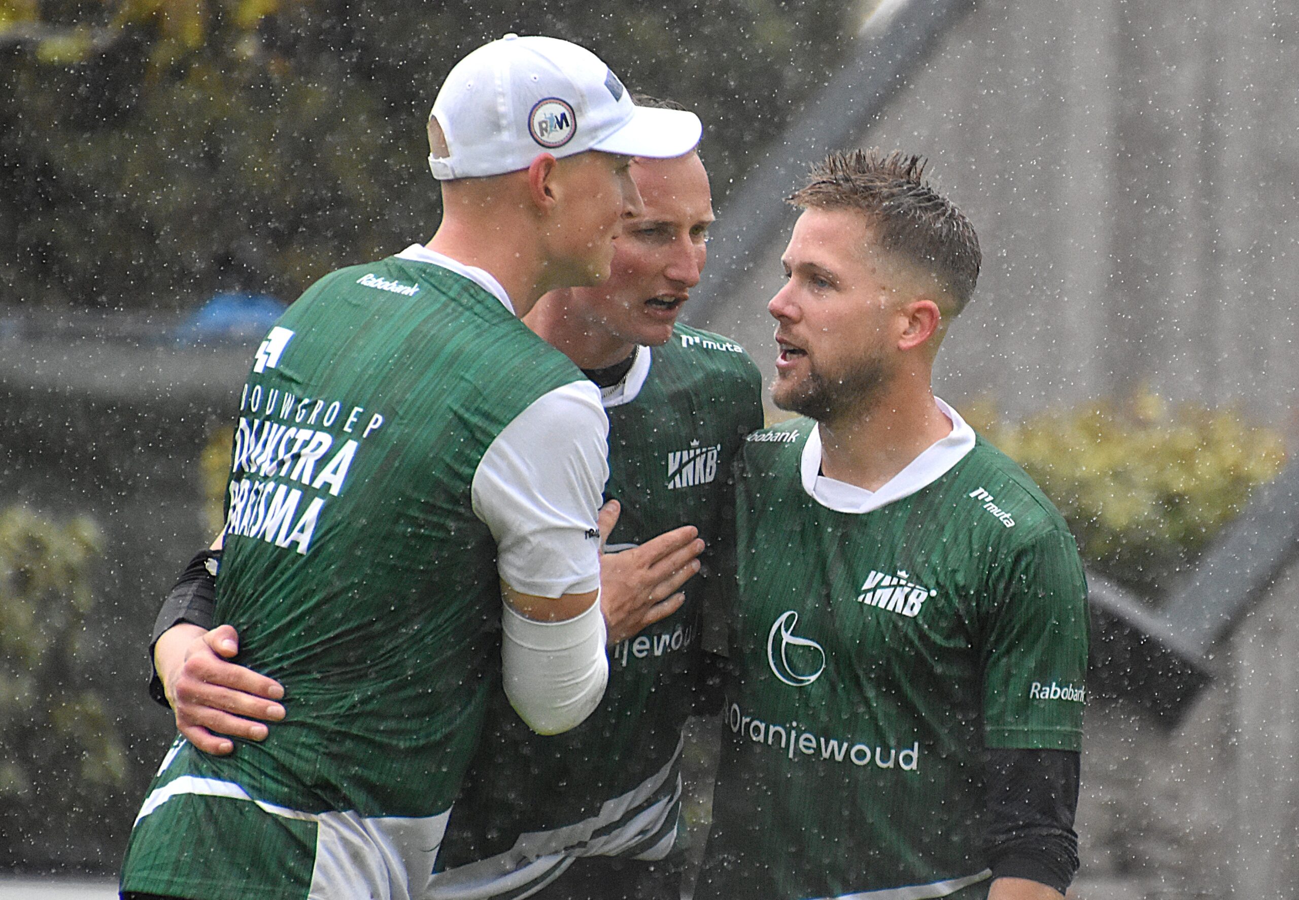 Van Zwieten Minnesma en Steenstra winnen Sint Annaparochie in het groen