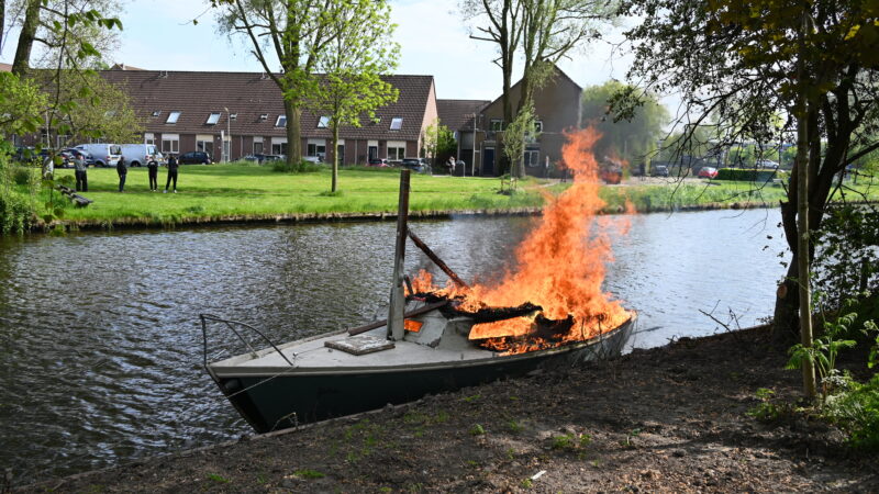 Brandweer blust felle brand op kleine zeilboot in Leeuwarden
