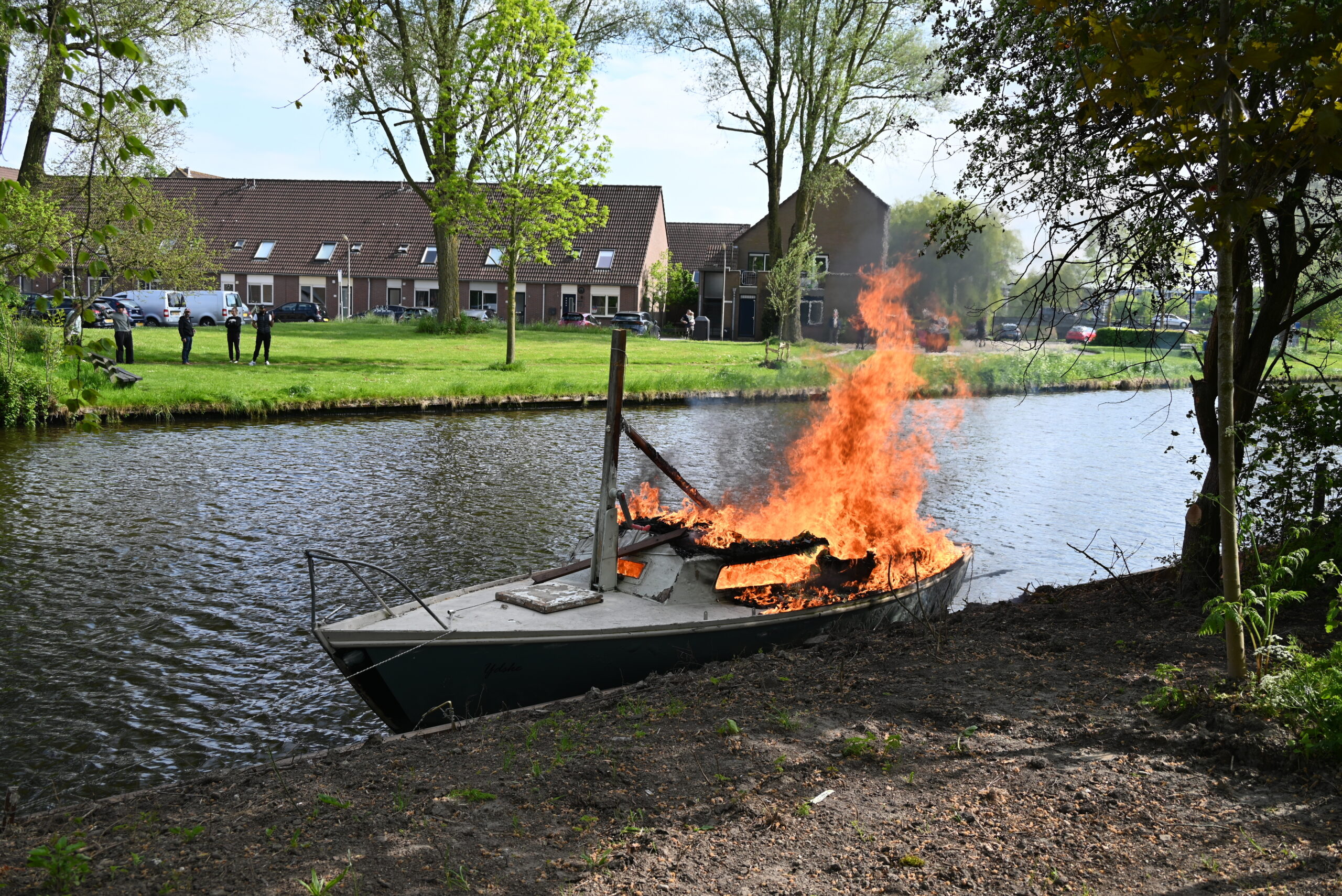 Brandweer blust felle brand op kleine zeilboot in Leeuwarden