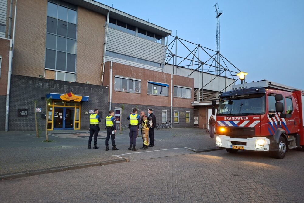 Brandstichting bij oude Cambuurstadion in Leeuwarden: centrale hal en Jumbo vol rook